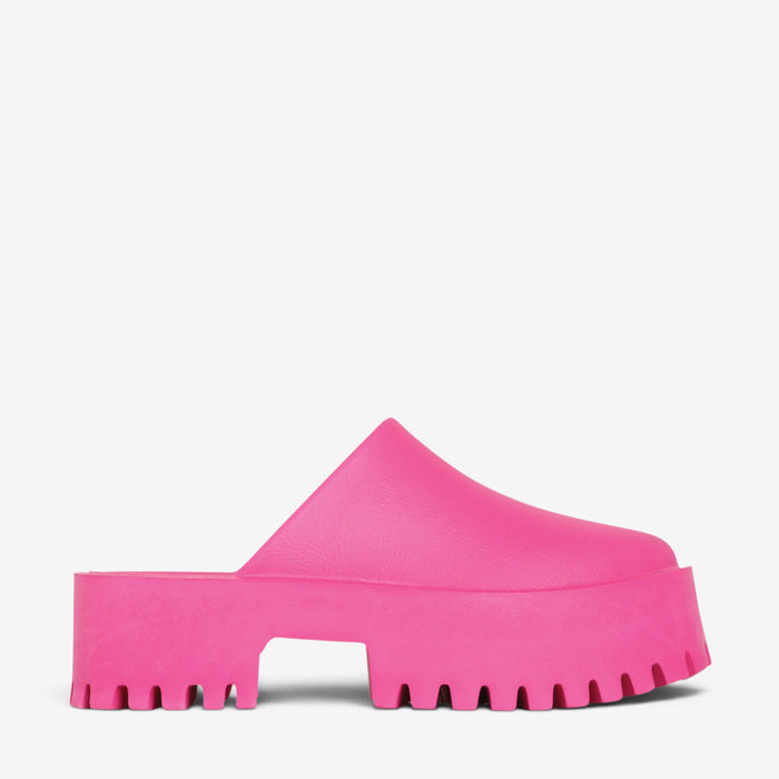 Pink Los Cabos Marre slip-on shoes displayed outdoors, showcasing their stylish design and comfortable fit.