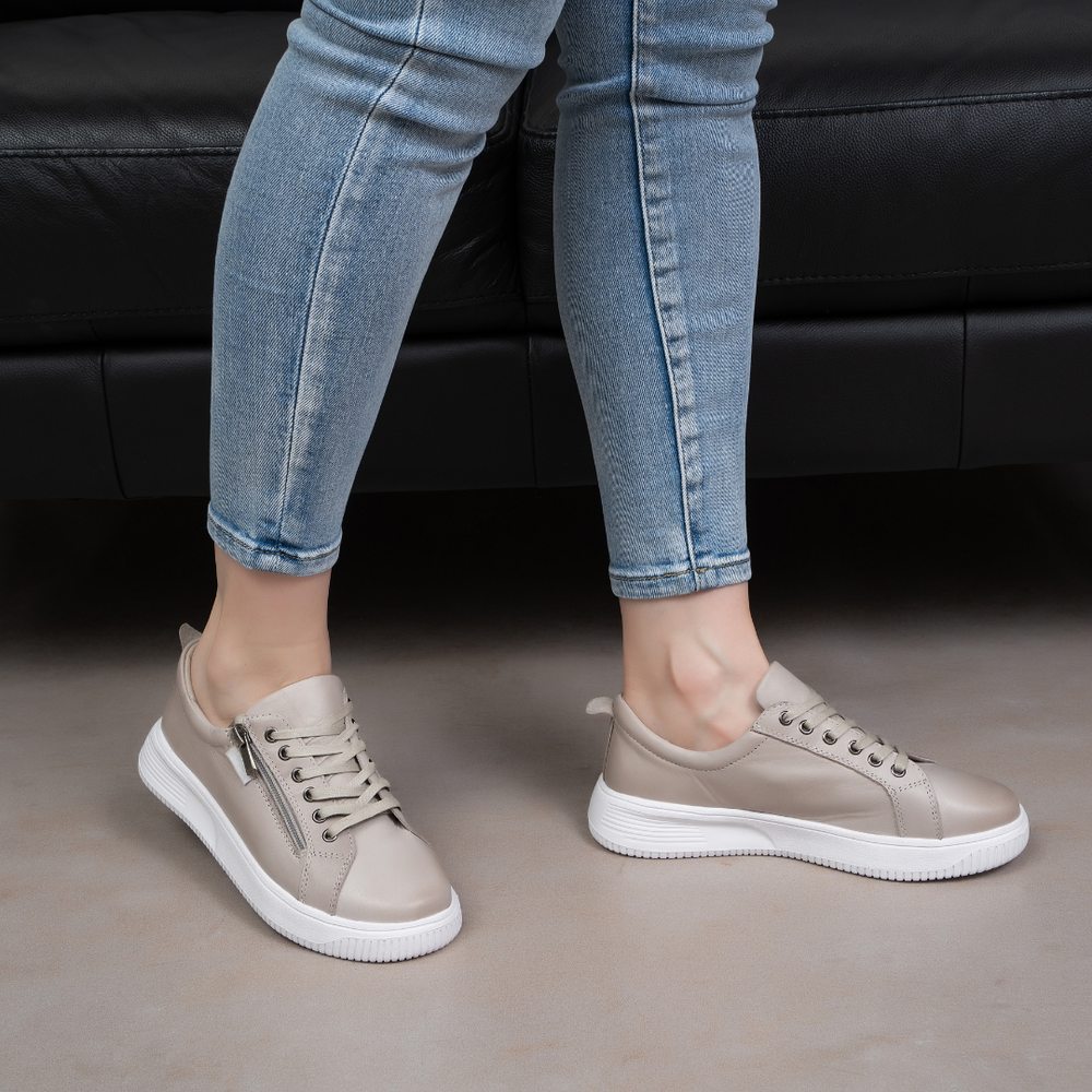 Naked Arches Nelly silver grey sneakers with sleek design and laces, featuring a modern look and comfortable fit.