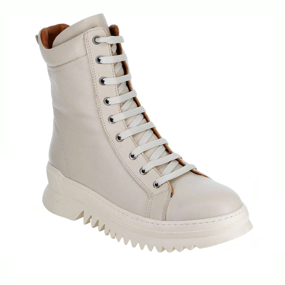 LE SANSA Naomi beige boots with a sleek design, featuring smooth leather and a comfortable heel.