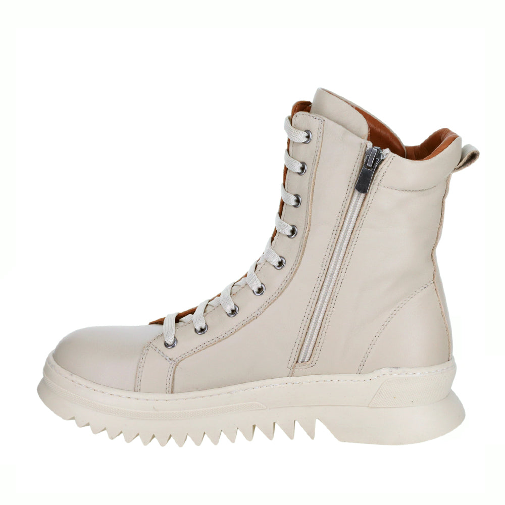 LE SANSA Naomi beige boots with ankle-high design and stylish details, perfect for casual or chic outfits.