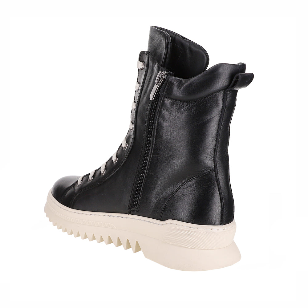 Black LE SANSA Naomi boots with a sleek design, featuring a pointed toe and ankle height, perfect for stylish everyday wear.