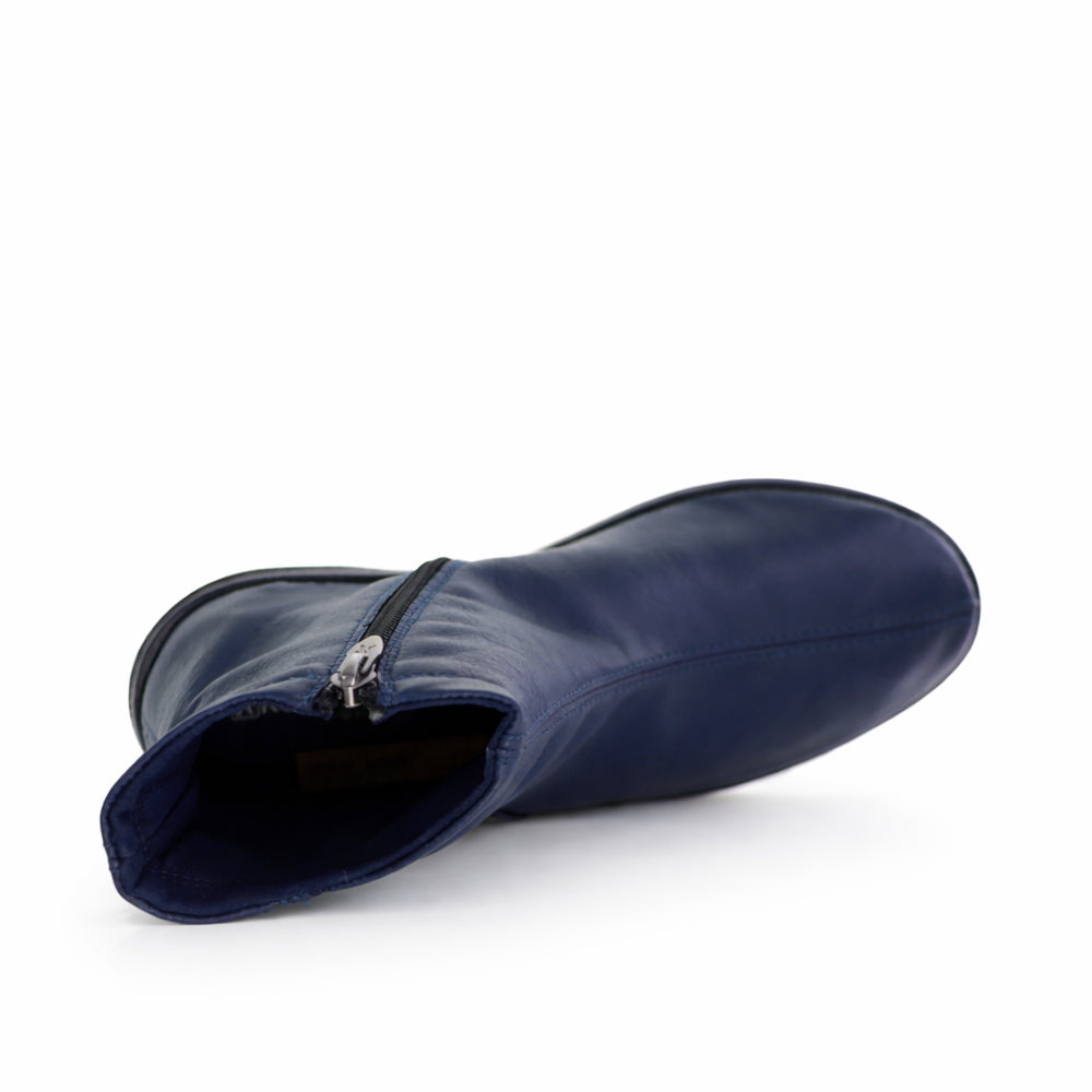 Arcopedico Paluma navy boots featuring a sleek design, rounded toe, and comfortable fit, perfect for casual or everyday wear.