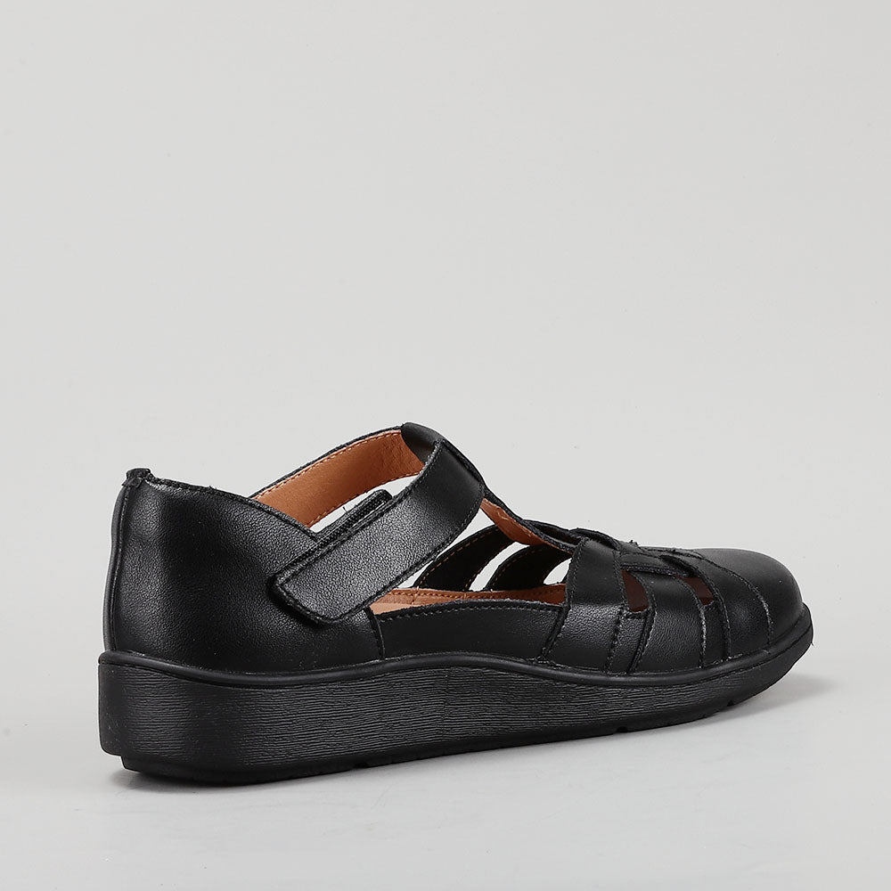 CC Resorts Nove Black casual shoes with sleek black design, featuring comfortable style suitable for everyday wear.
