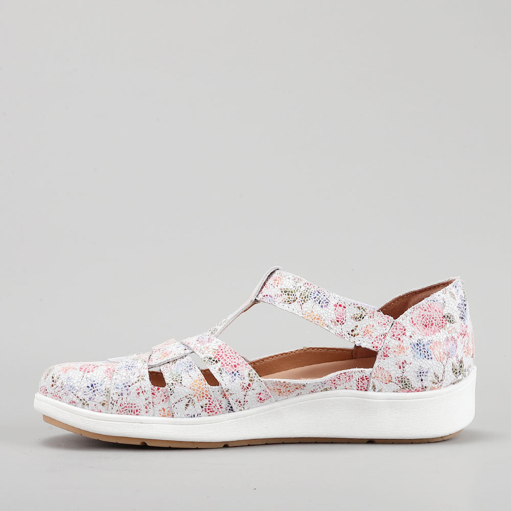 Casual white floral sandals from CC Resorts Nove collection, featuring a comfortable open-toe design and floral embellishments.
