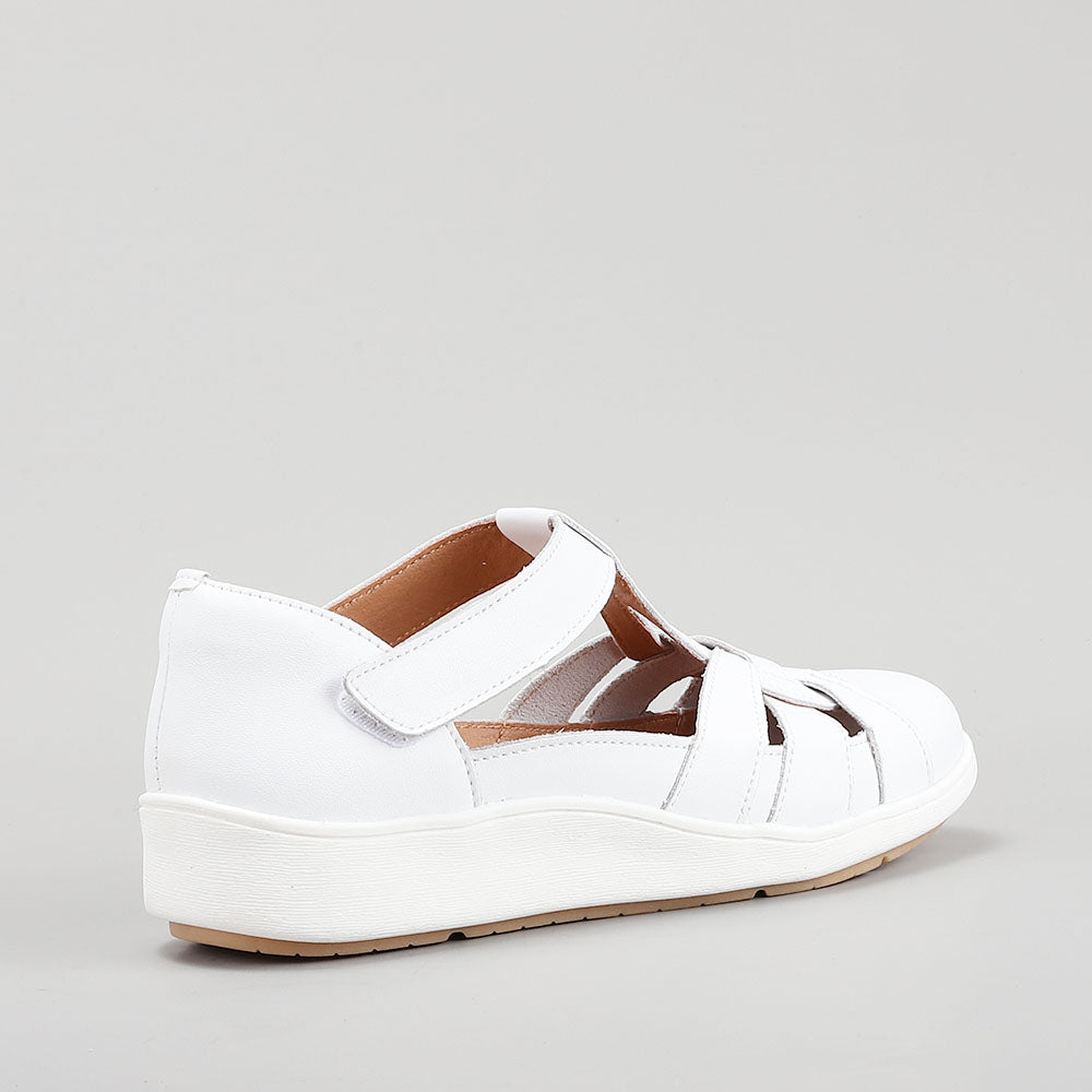 CC Resorts Nove White casual shoes, lightweight and stylish, with white uppers and comfortable design for everyday wear.