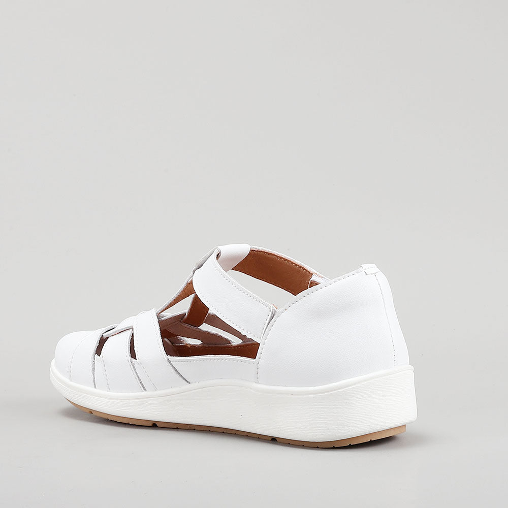 Casual white sneakers from CC Resorts NOVE line, featuring a clean design and comfortable fit, perfect for everyday wear.