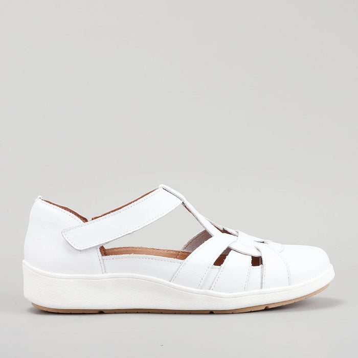 CC Resorts Nove White casual shoes shown from the side, featuring a sleek design and white color for comfortable everyday wear.