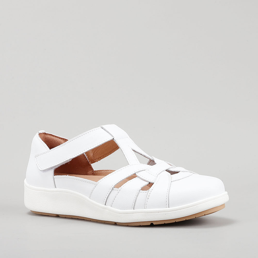 CC Resorts Nove White casual shoes displayed on a neutral background, showcasing their sleek design and comfortable fit.