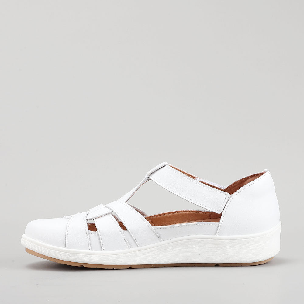 Casual shoes from CC Resorts Nove White line, featuring a sleek white design and comfortable style for everyday wear.
