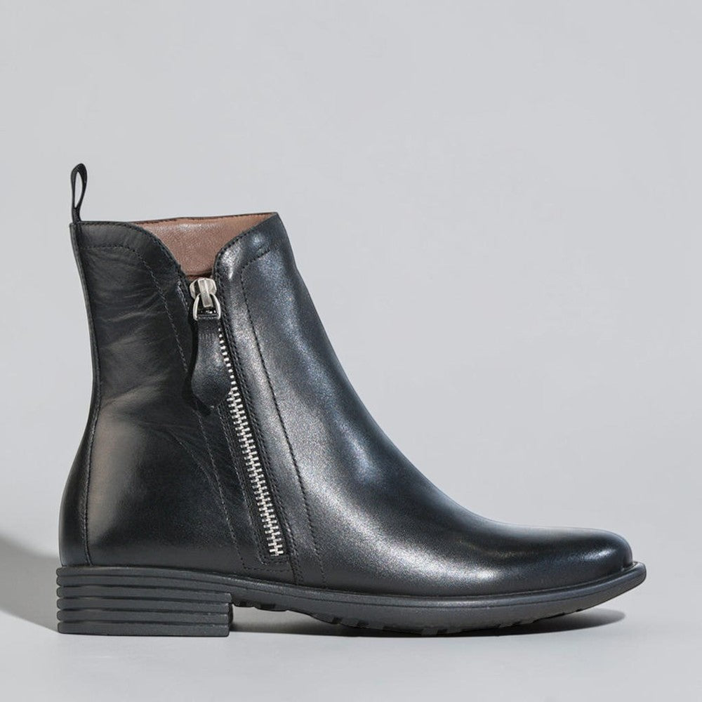 Black EOS Olina boots with sleek design and rounded toe, featuring stylish lace-up detail and sturdy sole.