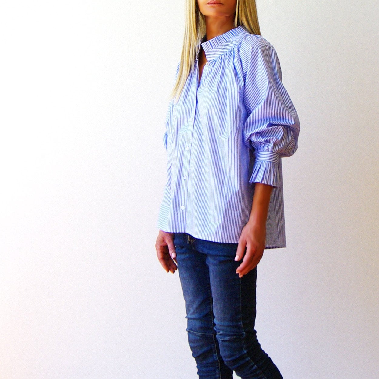 White and azure Who's Charlie olive shirt blouse with a relaxed fit, featuring a soft fabric and stylish design.