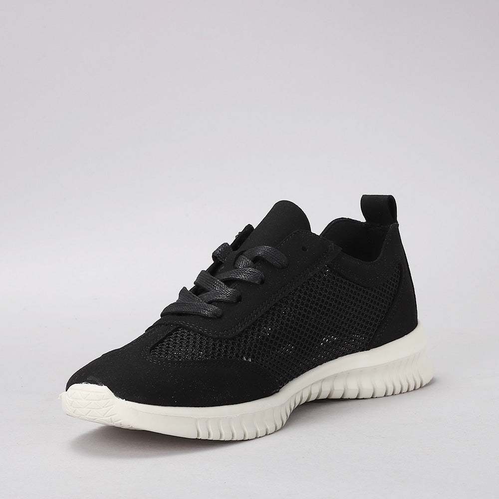 Black CC Resorts Oswald sneakers with a sleek design and casual style, featuring black laces and a modern look.