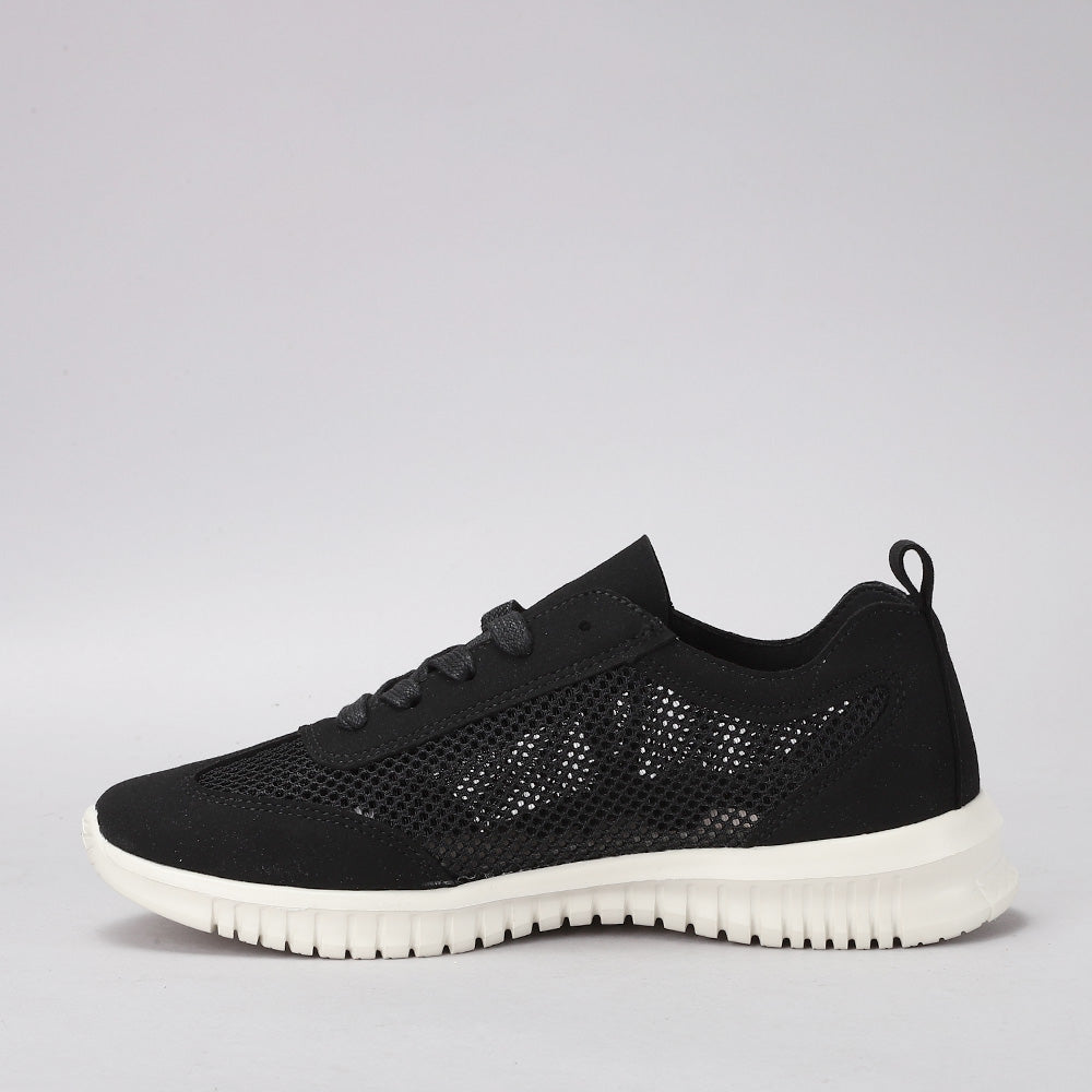 Black CC Resorts Oswald sneakers with stylish design and white sole, featuring comfortable lacing and casual athletic look.