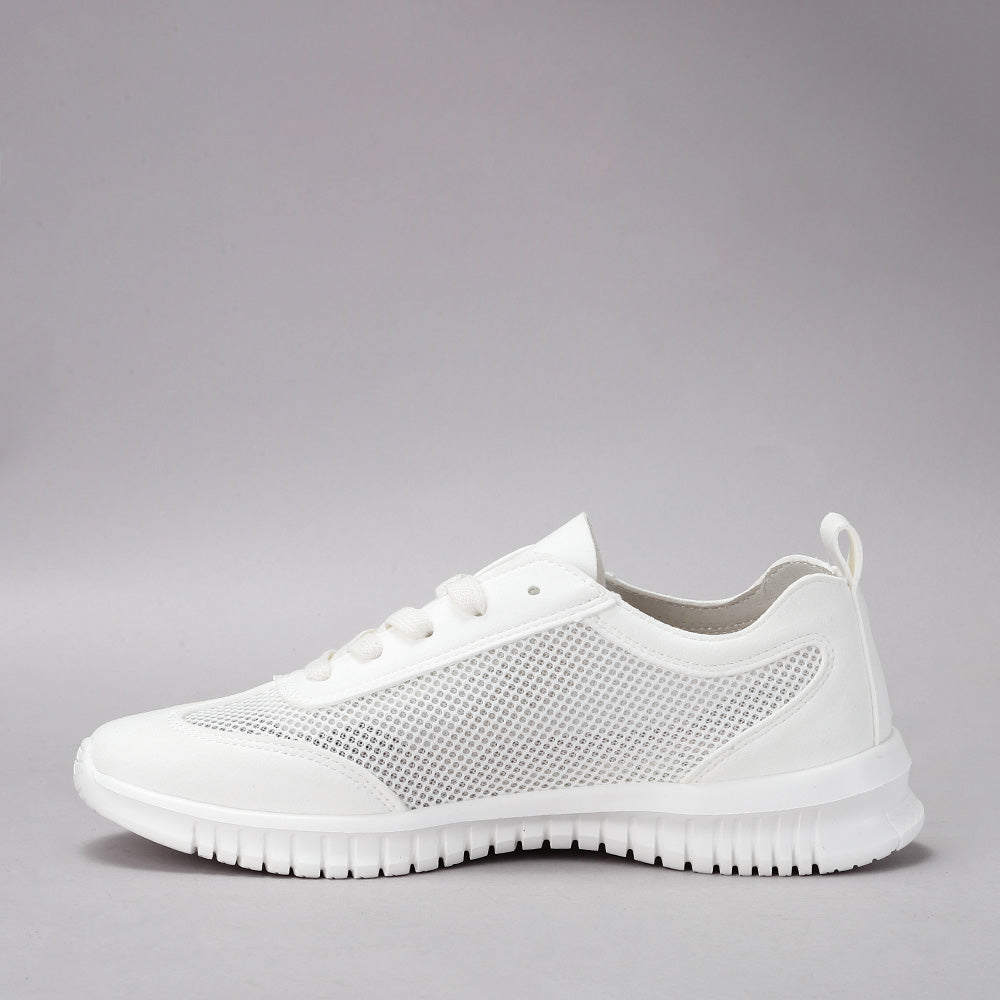 White CC Resorts Oswald sneakers featuring a sleek design and comfortable fit, ideal for casual and sporty wear.