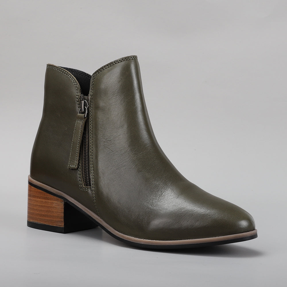 Le Sansa Oxley olive boots with ankle-height design and sleek leather finish, showcasing their stylish and modern look.