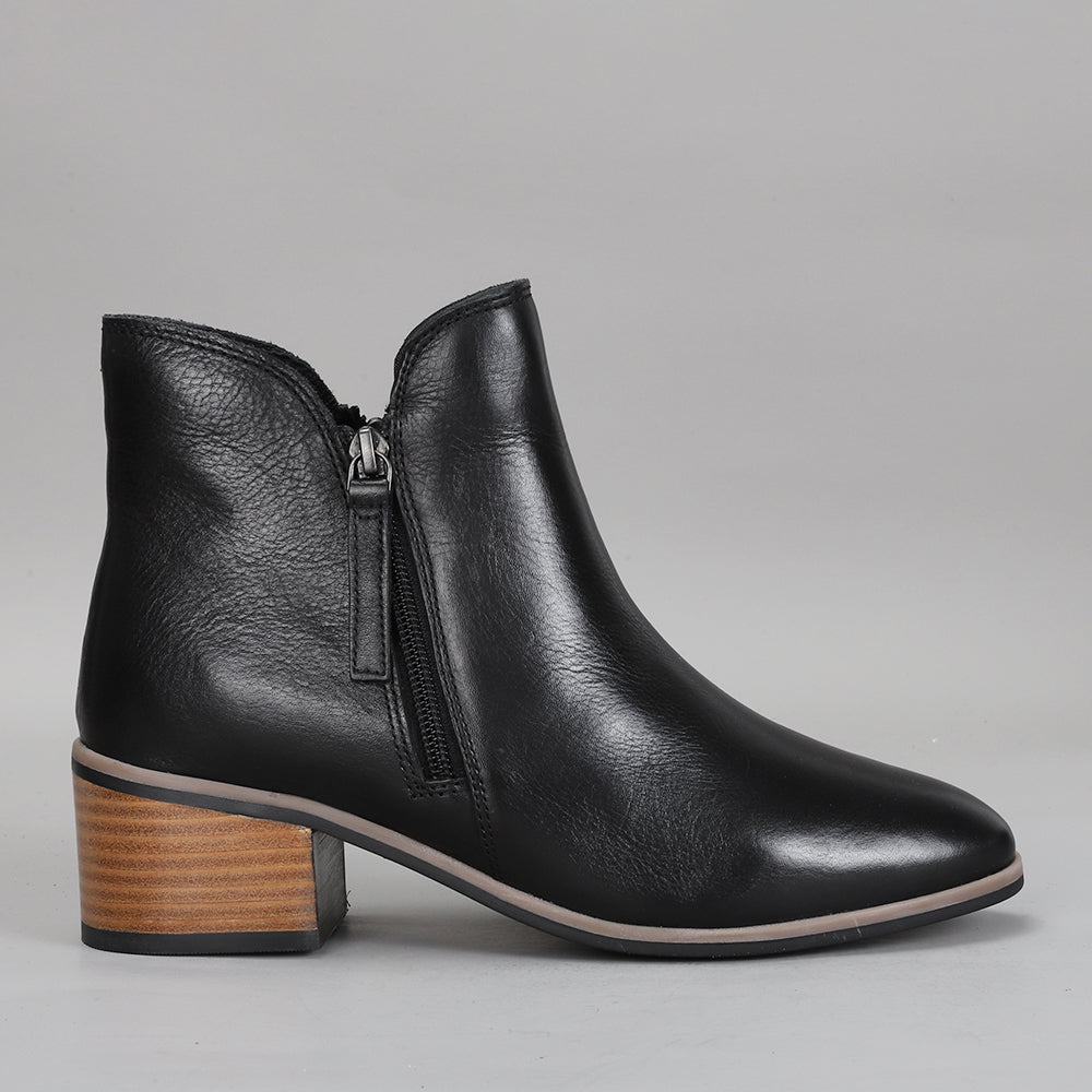 Black LE SANSA Oxley boots with side zipper and sleek design, showcasing stylish footwear for casual or formal wear.