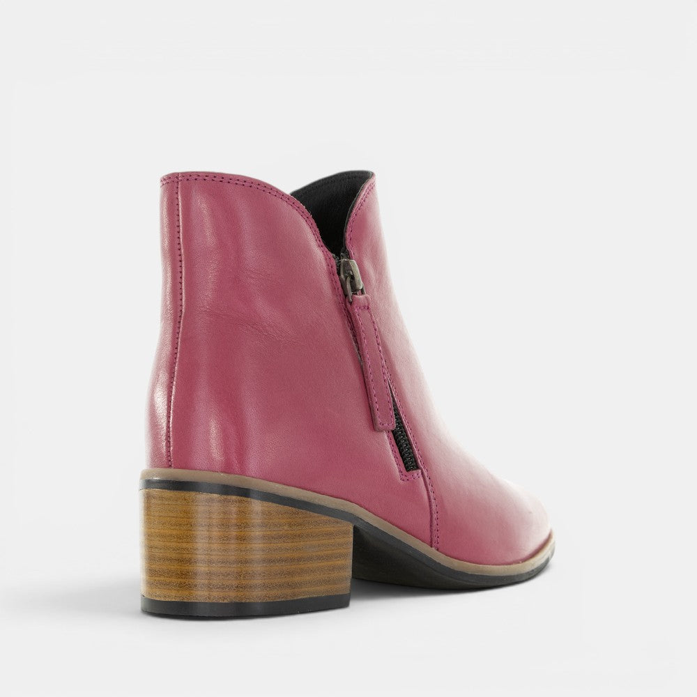LE SANSA Oxley hot pink boots with chunky soles and stylish design, perfect for a bold fashion statement.