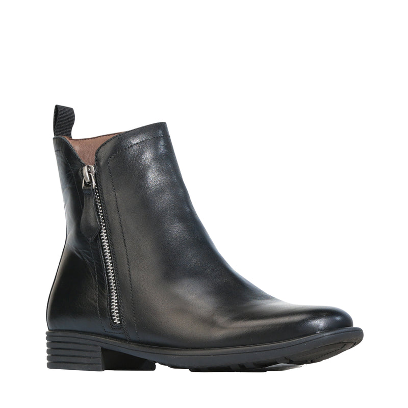 Black EOS Olina boots with sleek design and pointed toes, featuring stylish ankle height and smooth leather finish.