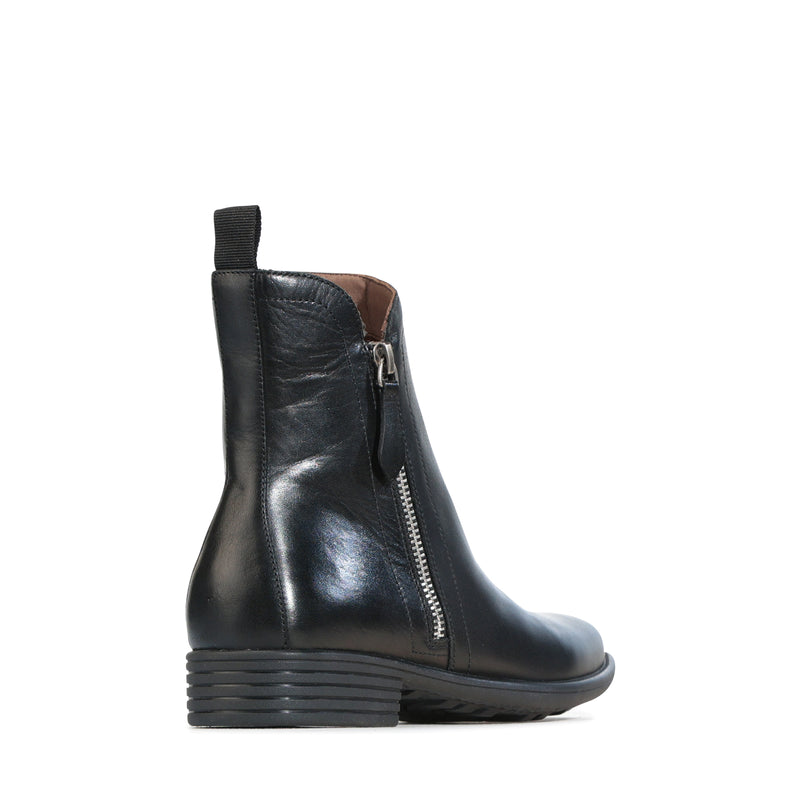 Black EOS Olina boots with sleek design, featuring a smooth leather finish and stylish ankle height.