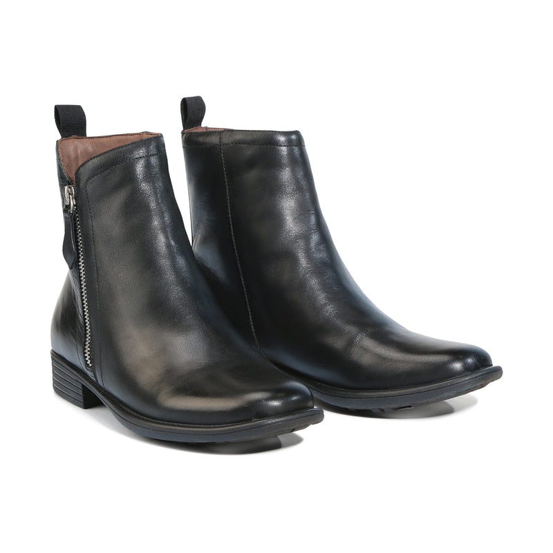 EOS Olina black boots, stylish ankle boots with sleek design and pointed toe, shown from the top view.