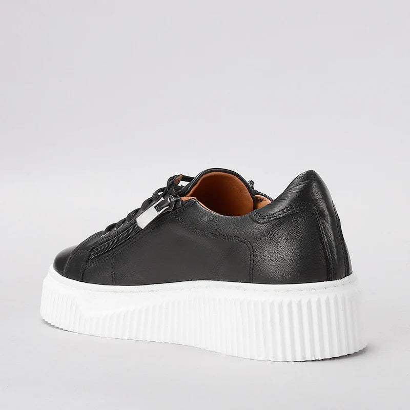 Le Sansa Palmer Black sneakers featuring sleek black design and sporty style, ideal for casual and athletic wear.