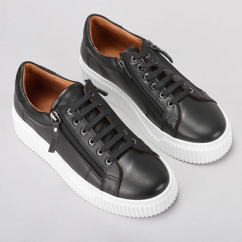 Le Sansa Palmer black sneakers featuring sleek design and comfortable fit, perfect for casual and everyday wear.