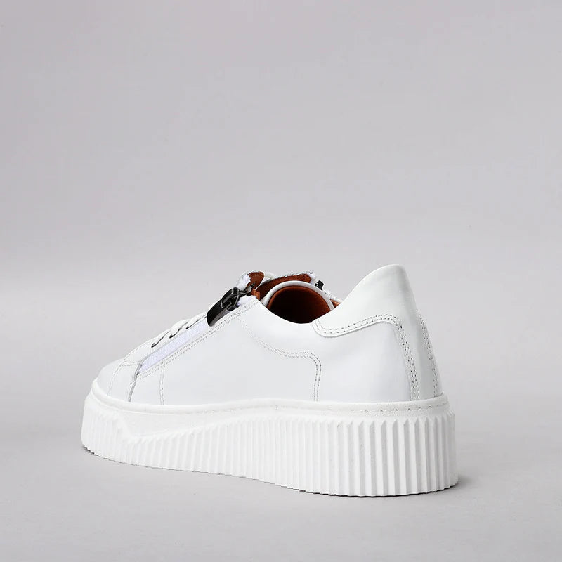 Le Sansa Palmer White sneakers with clean design and white color, featuring stylish laces and a comfortable sole.