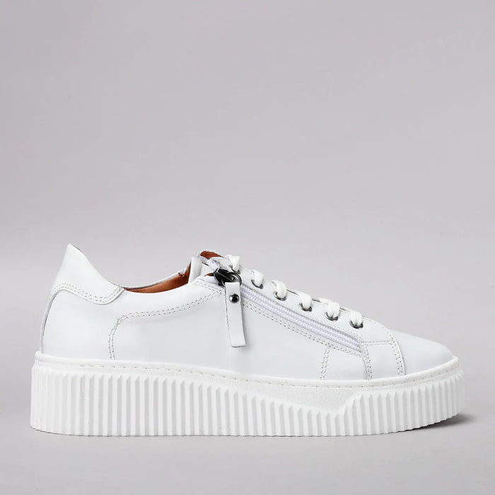 Le Sansa Palmer white sneakers with sleek design, featuring white laces and minimalist style for casual wear.