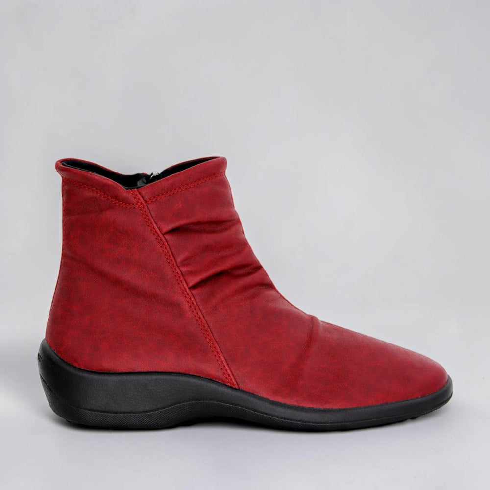 Arcopedico Paluma Cherry boots in black leather, featuring comfortable ankle design and stylish laces.