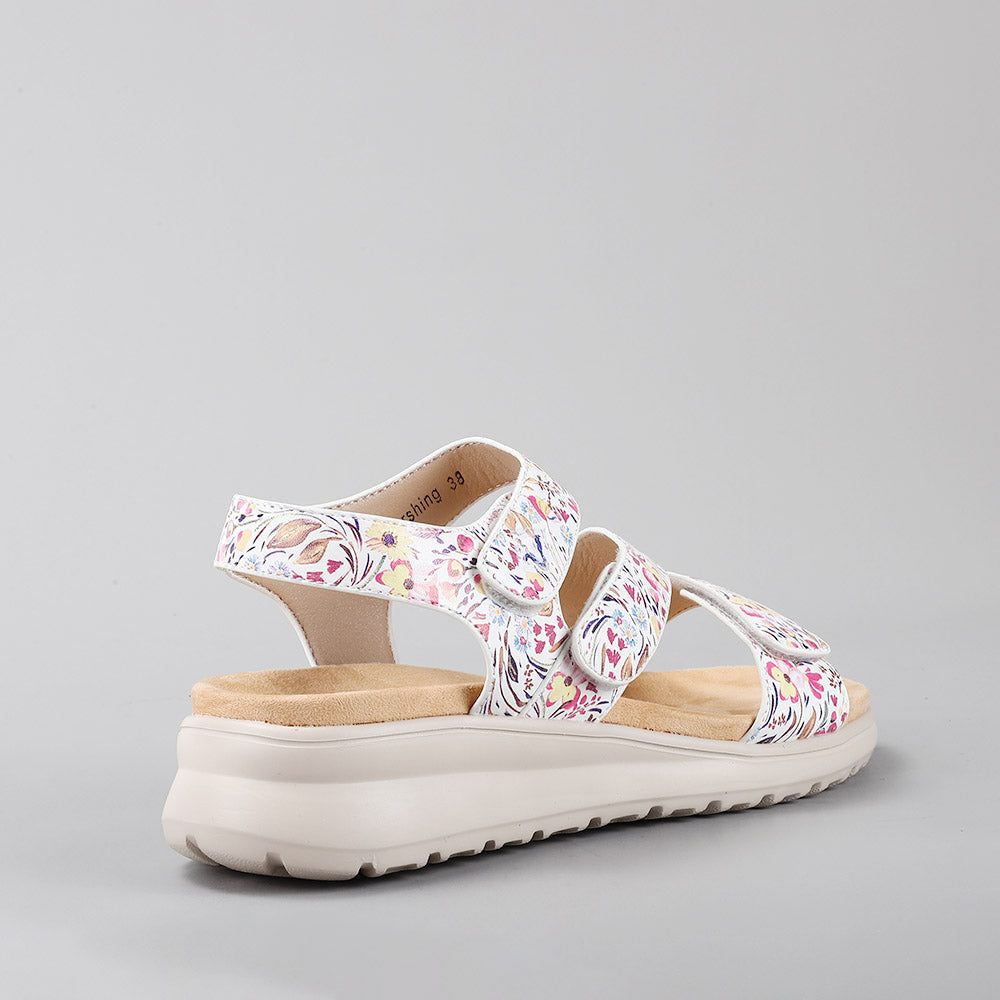 CC Resorts Pershing white floral sandals featuring a strappy design and floral accents for stylish summer wear.