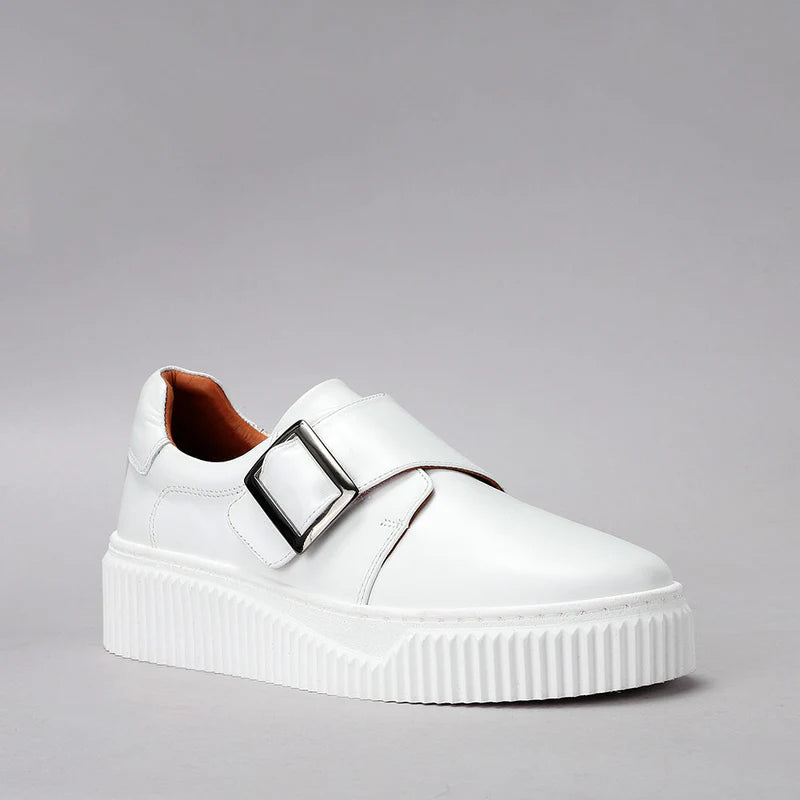 Le Sansa Philia white sneakers with clean design and white leather uppers, featuring stylish laces and a comfortable sole.