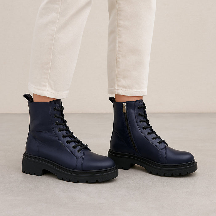 Le Sansa Radiant navy boots featuring stylish design and comfortable fit, perfect for casual or dressy occasions.