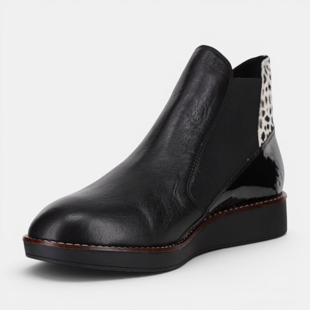 Black LE Sansa Rally Pony boots with rugged design and sturdy soles, perfect for outdoor adventures and casual wear.