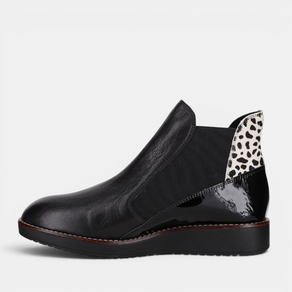 Black LE SANSA Rally Pony boots with pointed toes and sleek design, crafted for style and comfort.