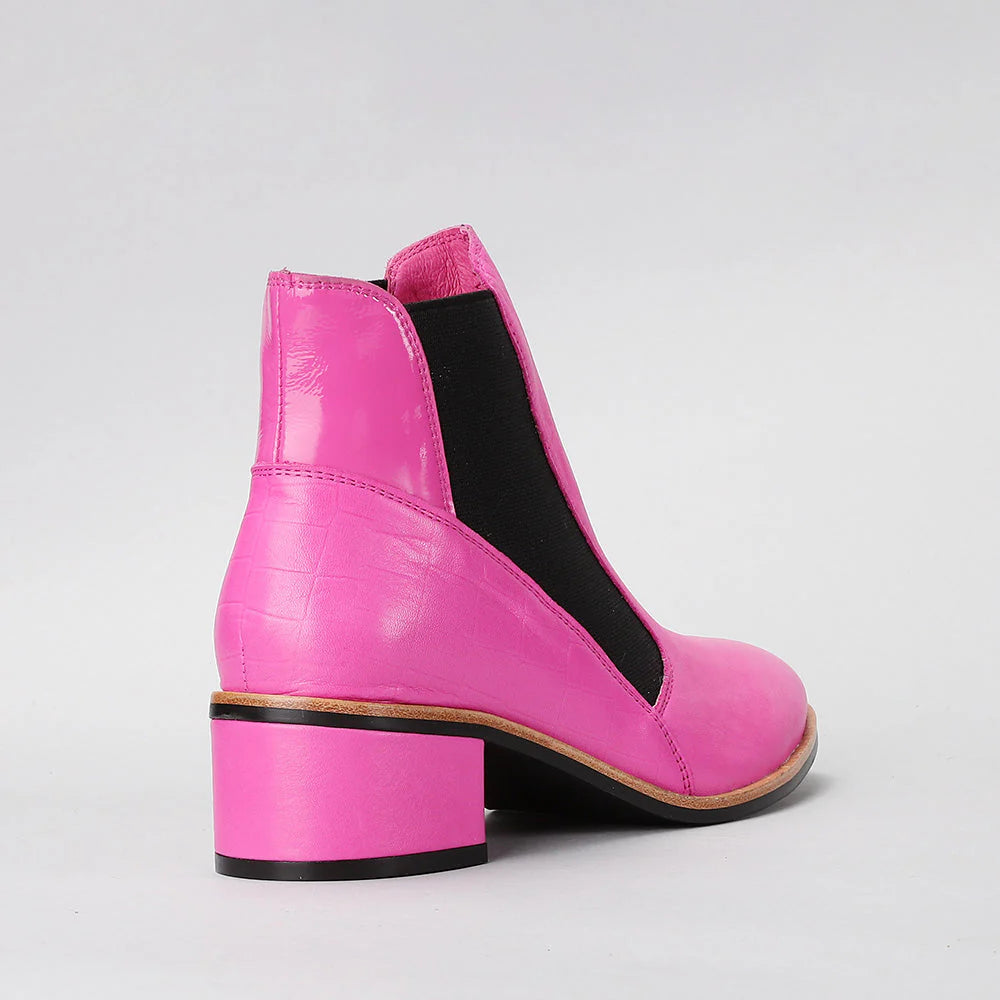 LE SANSA Refresh Pink boots with black gusset and stylish design, perfect for casual or trendy outfits.