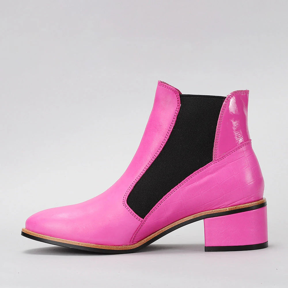 LE SANSA Refresh Pink boots featuring a black gusset and West design, showcasing a vibrant pink color and stylish silhouette.