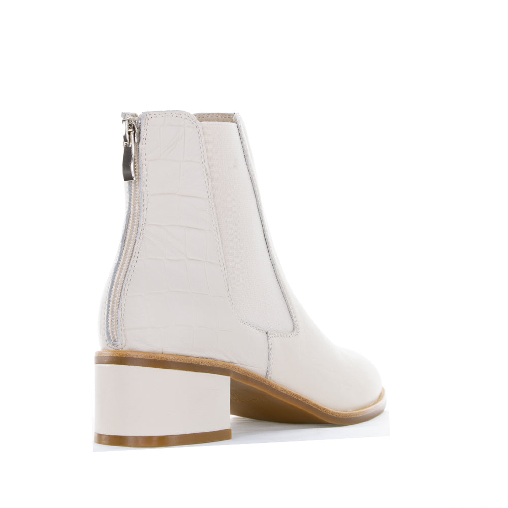 LE SANSA Remton Bone boots featuring a sleek design with a low heel and smooth leather finish, perfect for casual wear.