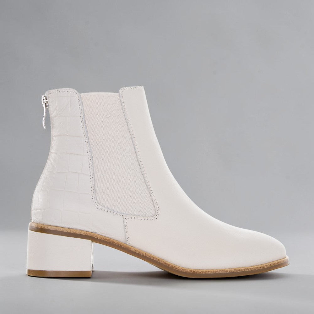 Leather LE SANSA Remton Bone boots with ankle height, rounded toe, and stylish stitching details.