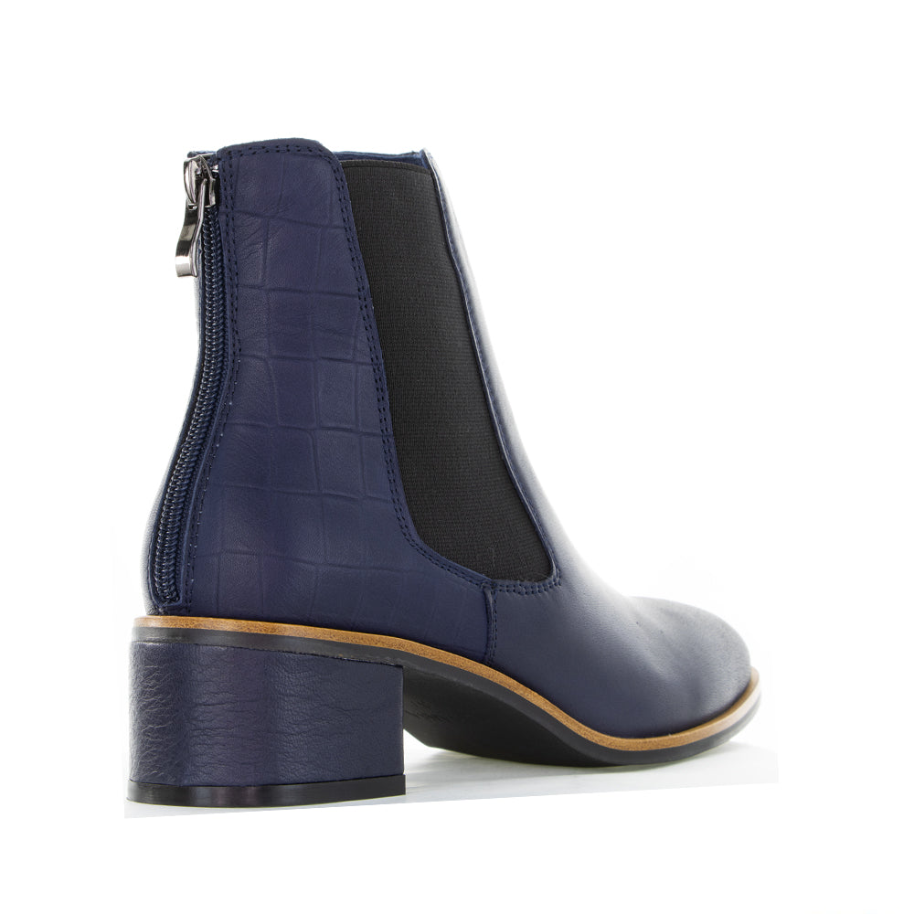 Le Sansa Remton navy boots showing sleek leather design and lace-up front, perfect for stylish yet comfortable wear.