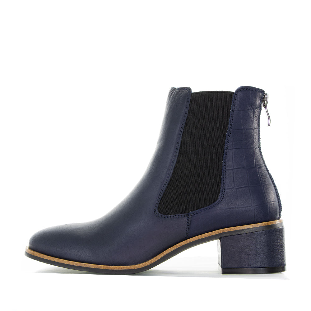 Le Sansa Remton navy boots featuring sleek design and durable material, perfect for stylish everyday wear.