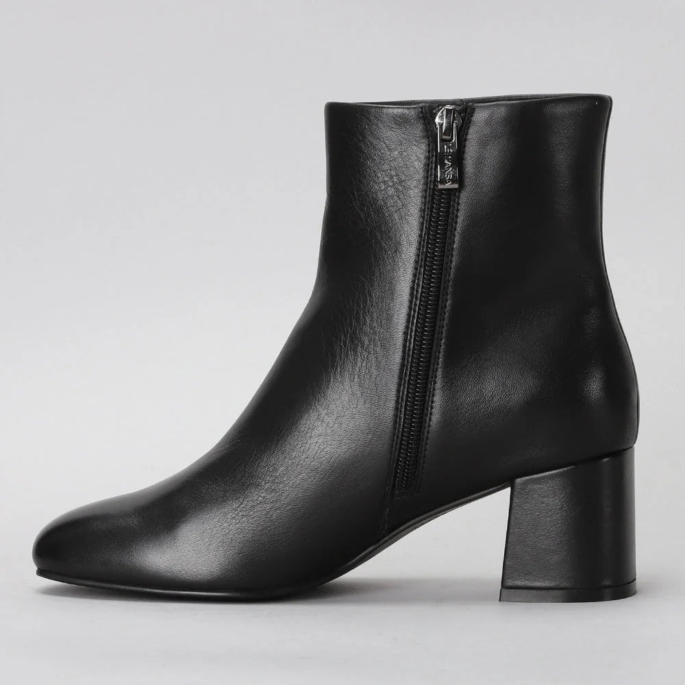 Le Sansa Rocket Black boots with sleek black leather and modern design, featuring a pointed toe and stylish ankle height.