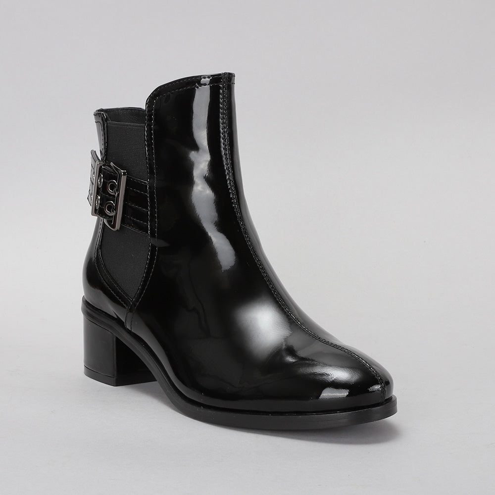 Le Sansa ROMY black boots with patent finish, featuring sleek design and pointed toe, perfect for stylish footwear.