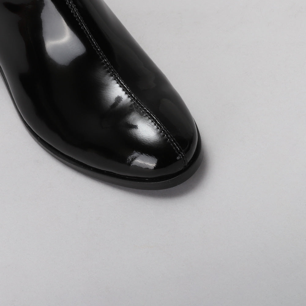 Le Sansa ROMY black patent leather boots with sleek, pointed toes and stylish ankle height.