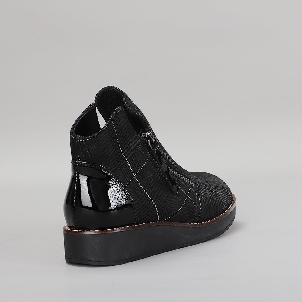 Black LE SANSA Ronnie boots with checkered pattern, featuring a sleek design and sturdy sole, perfect for casual and stylish wear.