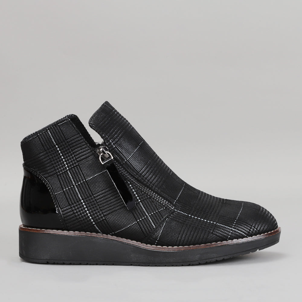 Black LE SANSA Ronnie boots with checkside detailing, showcasing stylish ankle-high design and sleek leather material.