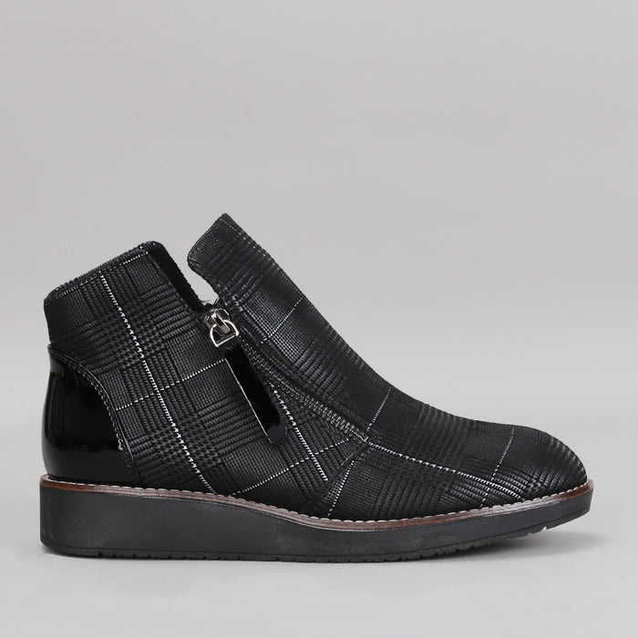 Le Sansa Ronnie black boots with checkside design, featuring a sleek leather finish and stylish ankle height.