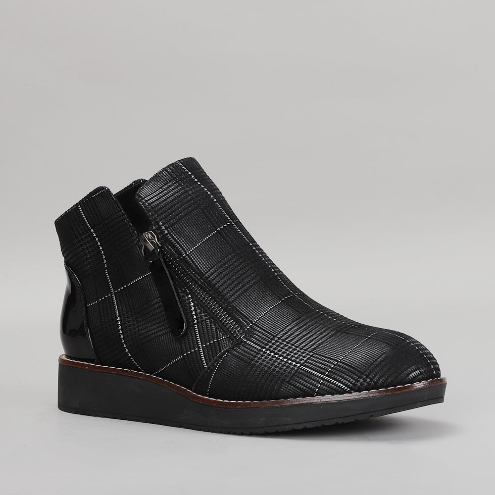 LE SANSA Ronnie black boots with checkered design, featuring a sleek leather upper and sturdy sole.