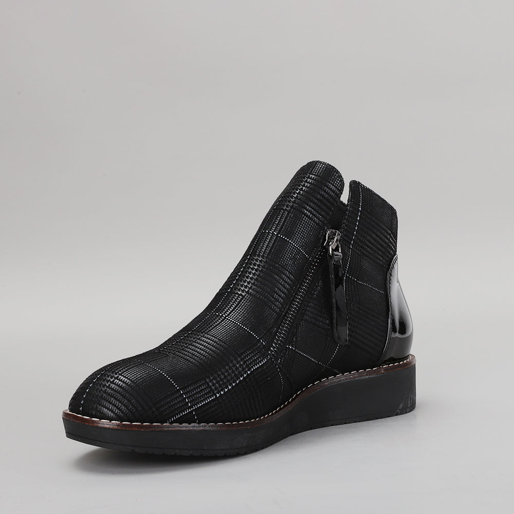 LE SANSA Ronnie black boots with checkered southwest pattern, featuring stylish lace-up design and chunky sole.