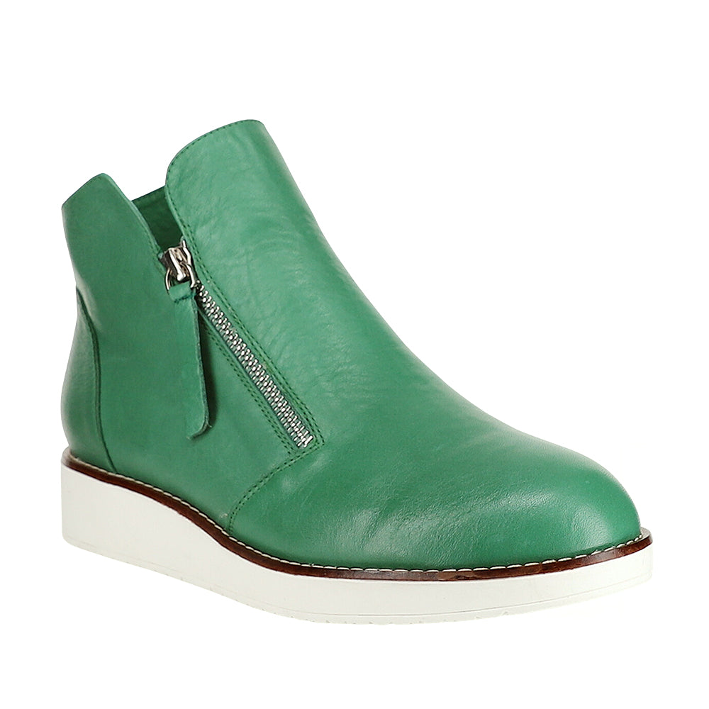 Le Sansa Ronnie Pine boots with sleek design and leather finish, shown on a neutral background.