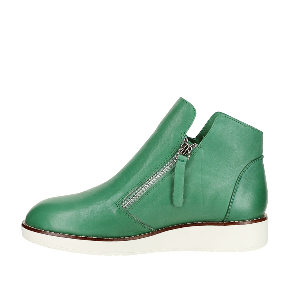Le Sansa Ronnie Pine boots with brown leather and ankle-high design, featuring stitching and a rounded toe.